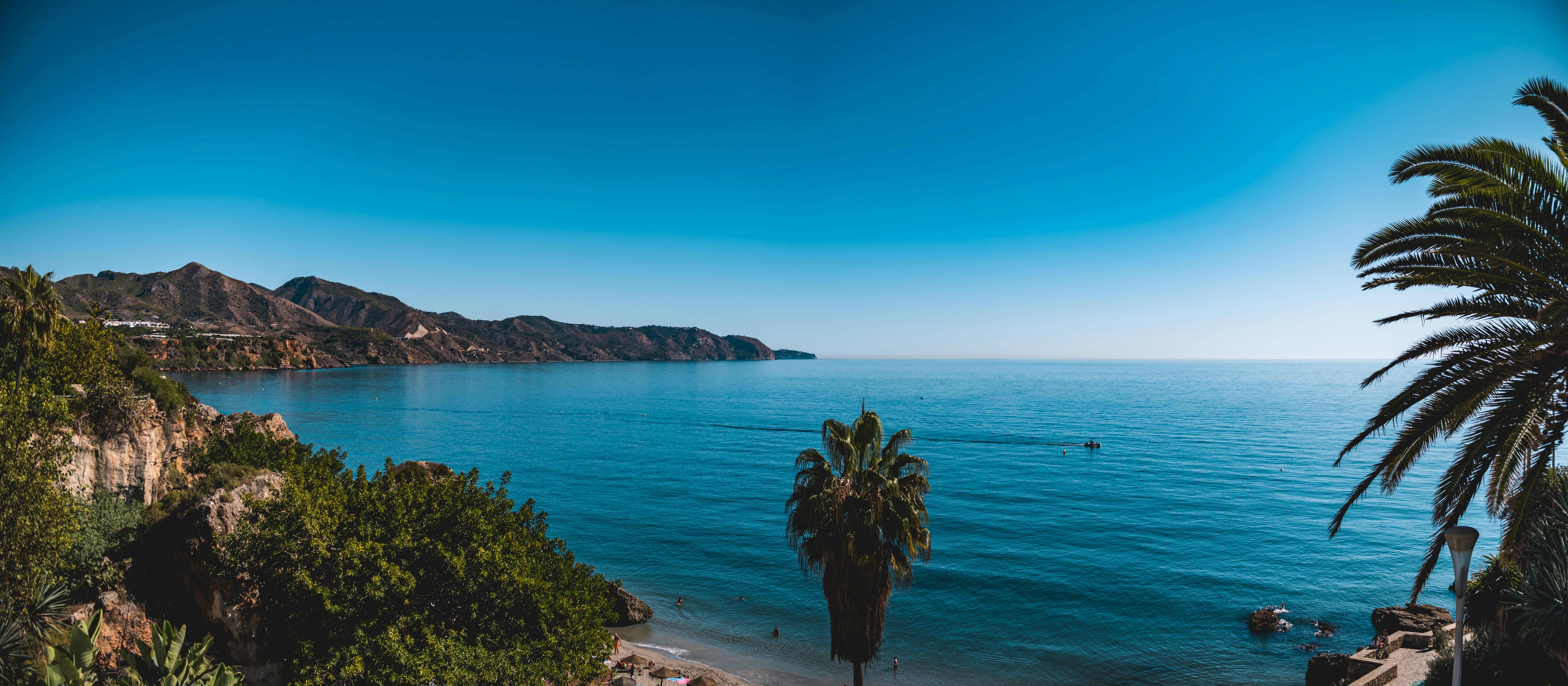 vista del mar y las montañas